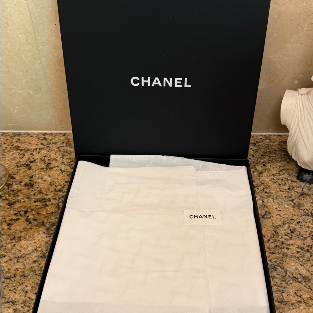 CHANEL  gift box Storage box 10.5in x10.5in - Picture 3 of 6